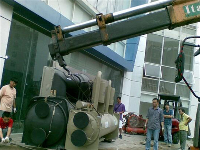 隨車吊和汽車吊的核心區(qū)別是什么？哪種更省錢？