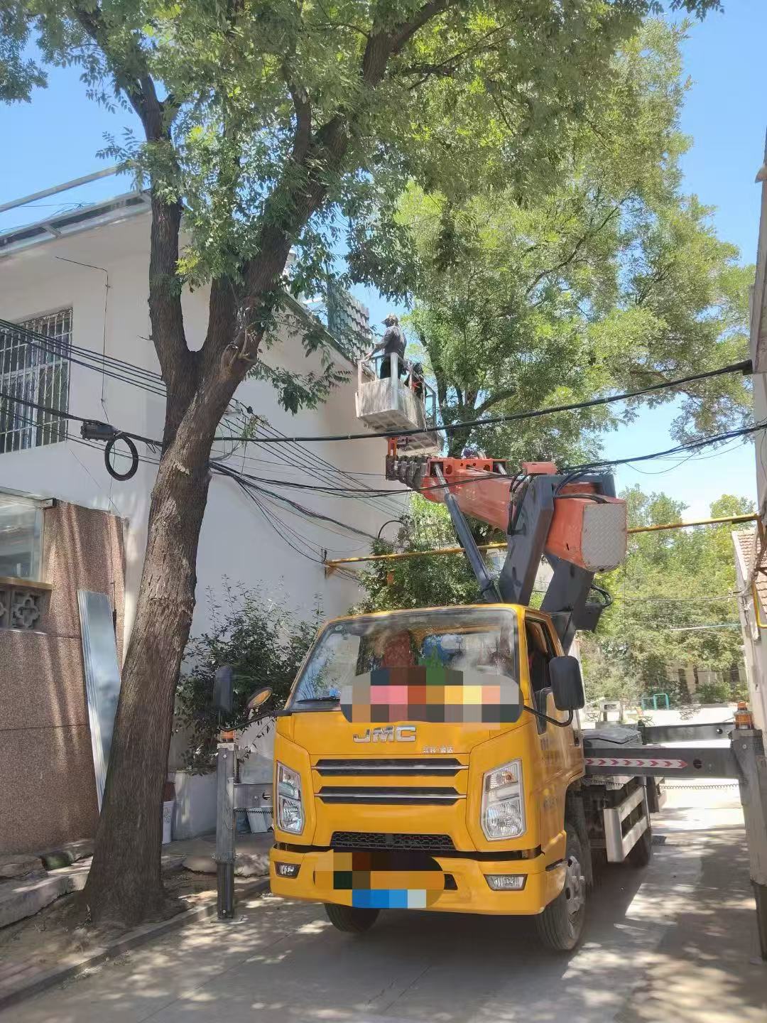 高空作業(yè)車能吊裝重物嗎？最大承載多少公斤？
